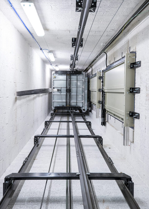 Lift installation university of Nottingham RAD building, lift car trailing cables